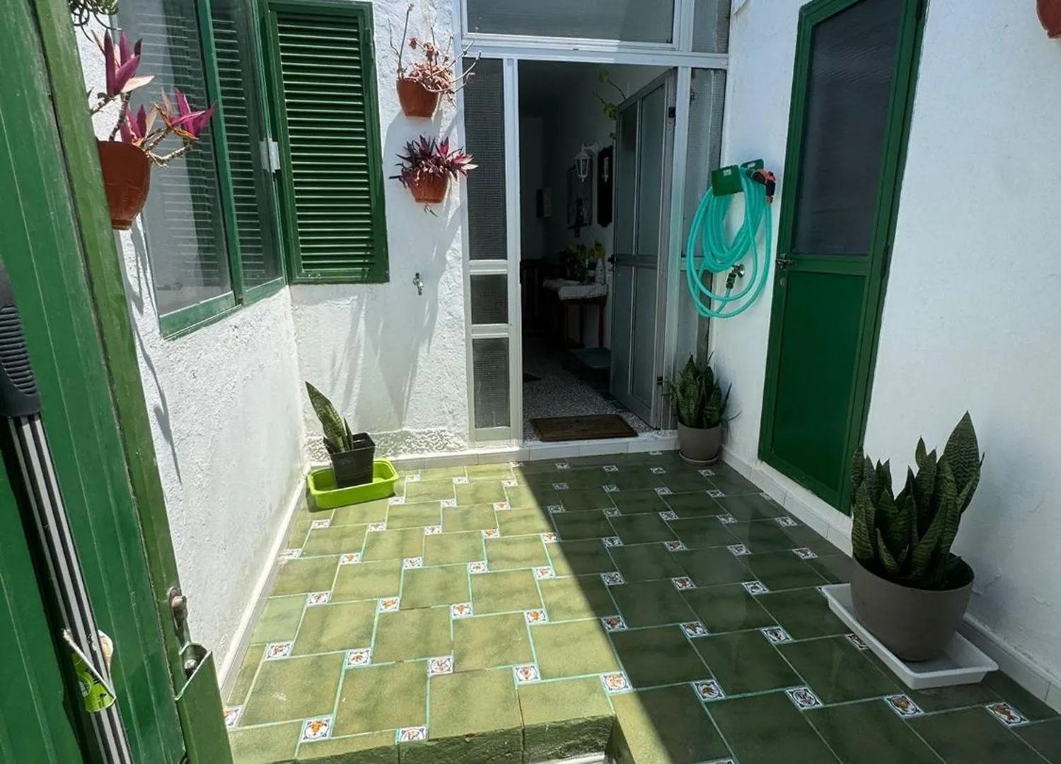 Guest house La Casita De Becquer Habitaciones Compartidas Playa Del Hombre Spain